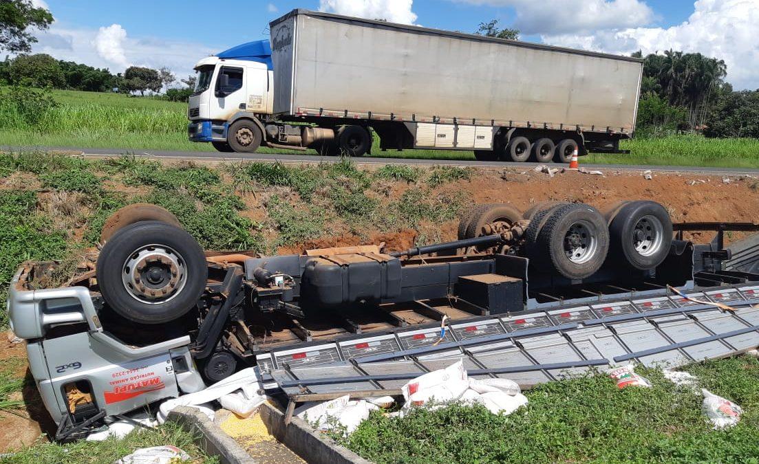 Acidente com caminhão deixa uma vitima fatal, na BR-153