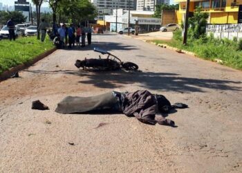Acidente entre 3 motocicletas deixa um morto e dois feridos, em Goiânia