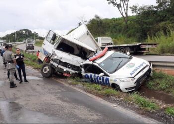 Após perder freio, caminhão acerta camionete, moto e viatura, em Goiânia