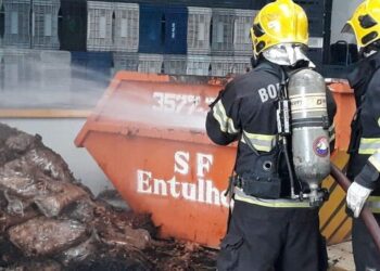 Bombeiros combatem incêndio em empresa de alimentos, em Goiânia