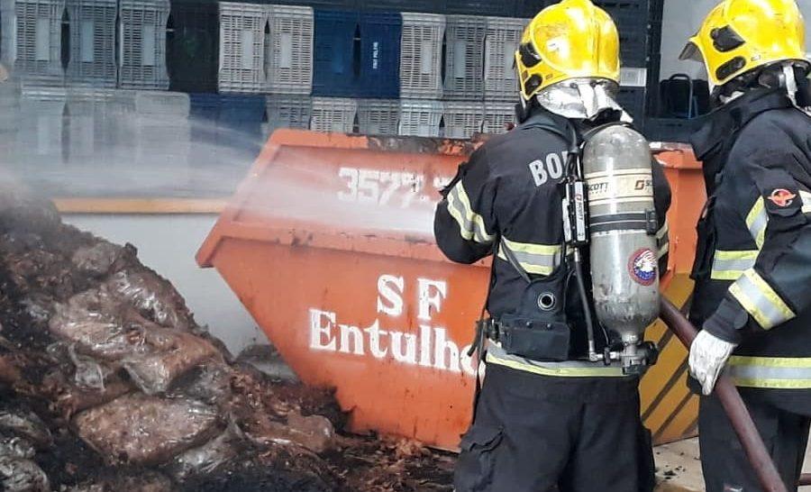 Bombeiros combatem incêndio em empresa de alimentos, em Goiânia