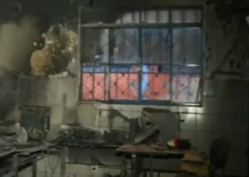 Bombeiros combatem incêndio em escola de Luziânia
