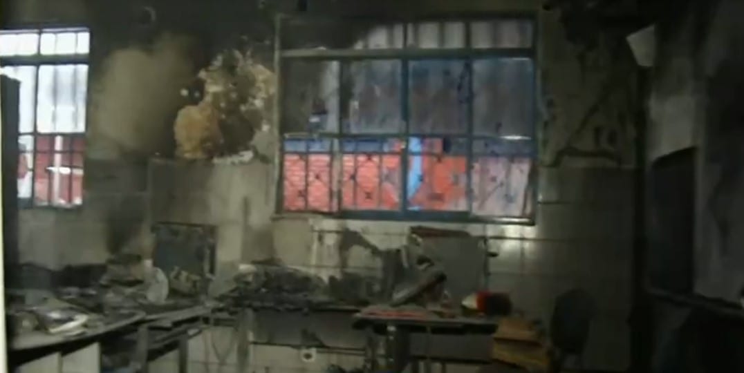 Bombeiros combatem incêndio em escola de Luziânia