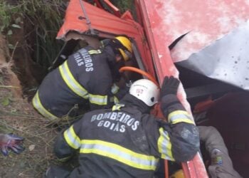 Caminhão cai em ribanceira e deixa dois mortos, em Niquelândia