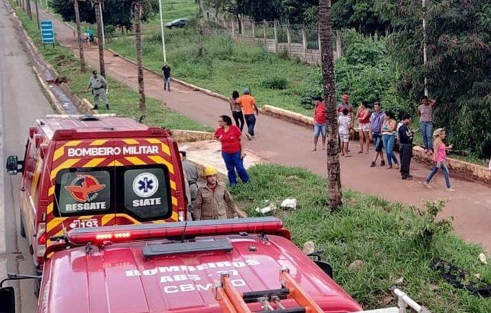 Capotamento deixa três pessoas feridas na GO-070, em Goianira