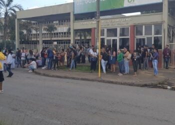 Colaboradores protestam por fechamento de call centers, em Goiânia