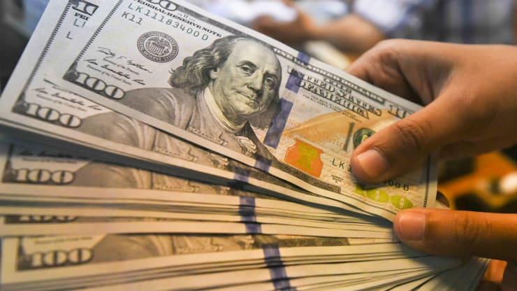 Dólar contraria bom humor no exterior e tem 9 alta seguida, para R$ 4,48