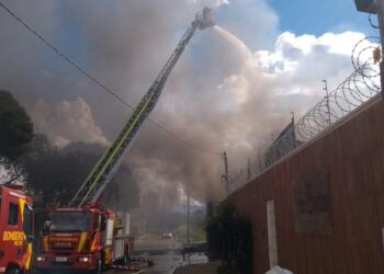 Grande incêndio atinge fábrica de fibra, em Goiânia