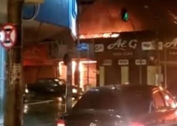 Incêndio em Campinas, em Goiânia, deixa loja de ternos destruída
