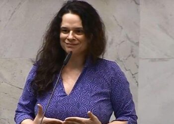 Janaina Paschoal diz que se arrepende de ter votado em Bolsonaro e pede renúncia