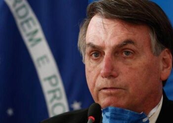 Juíza atende Ministério Público Federal e manda Bolsonaro suspender campanha