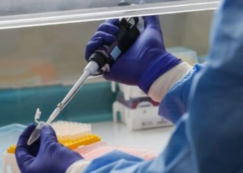 Laboratórios de Goiânia relatam escassez de insumos para teste de coronavírus