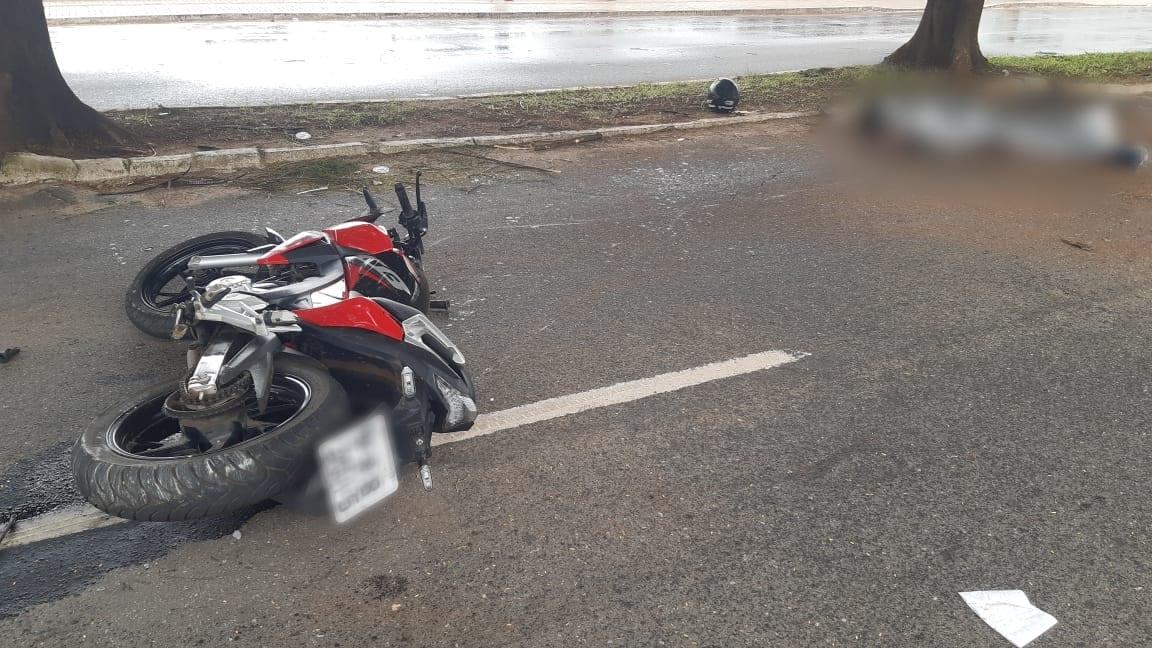 Motociclista morre ao deslizar em galho na pista e bater em árvore, em Goiânia