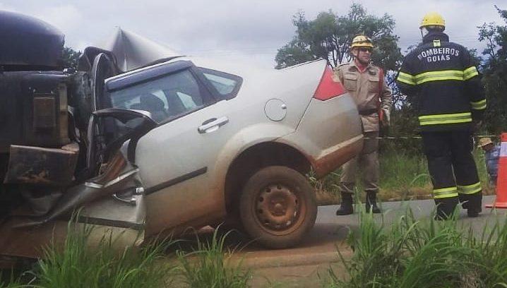 Motorista morre após bater de frente com caminhão na GO-330, em Goiás