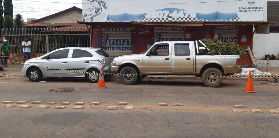 Motorista morre após bater em carro estacionado, em Goiânia