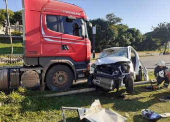 Passageira morre após se envolver em acidente com caminhão, em Goiânia