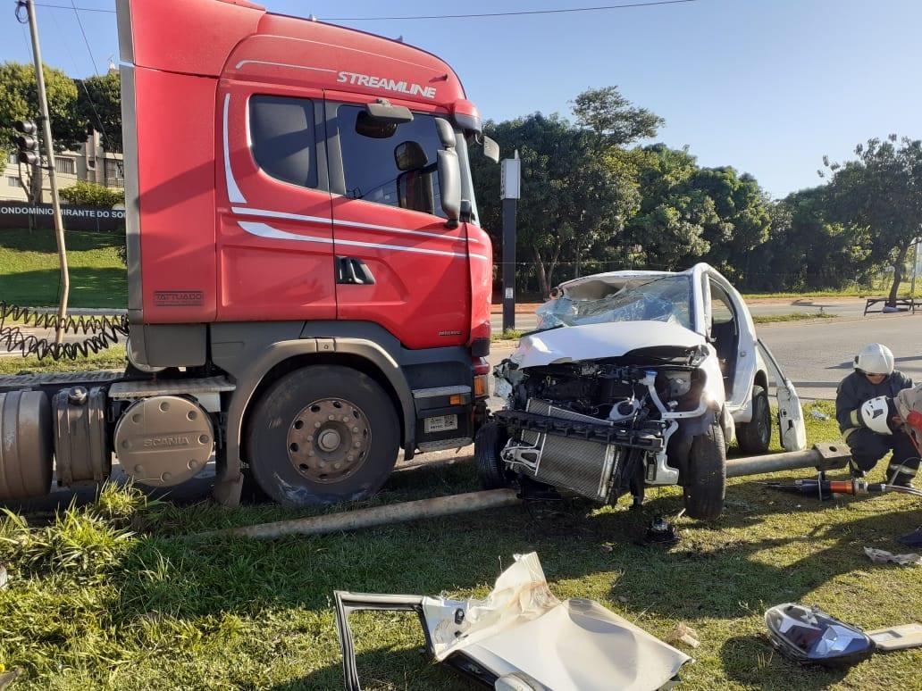 Passageira morre após se envolver em acidente com caminhão, em Goiânia