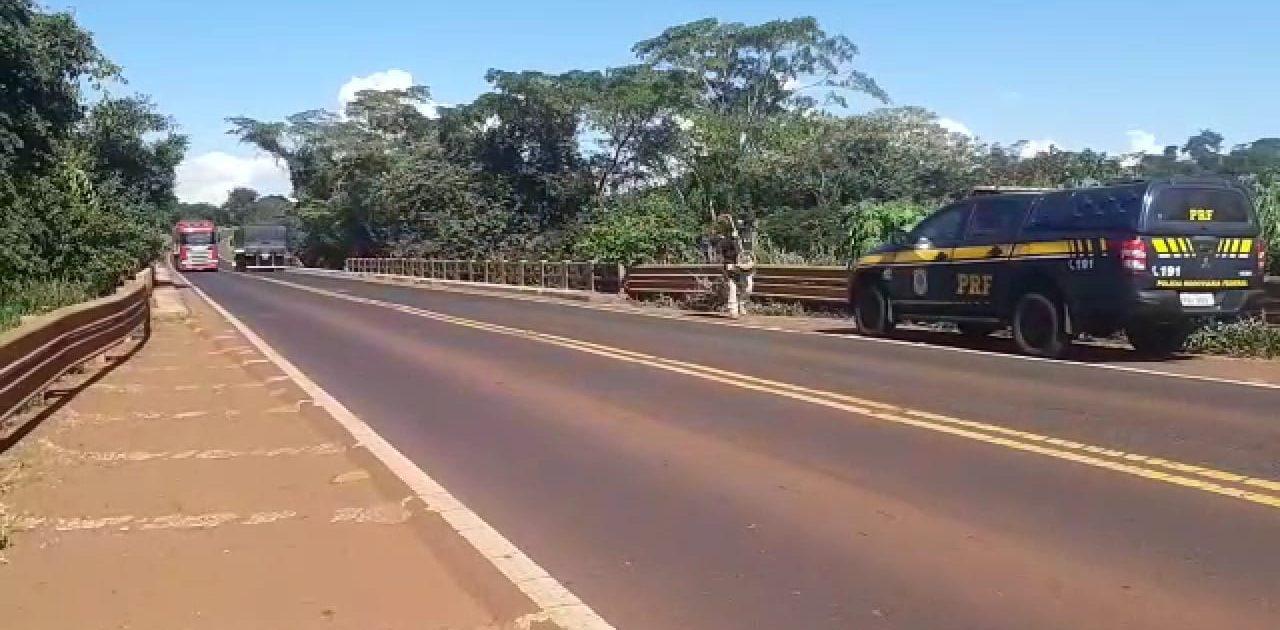 Retirada de caminhões acidentados interdita BR-452, em Rio Verde