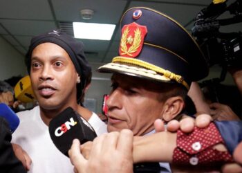Ronaldinho Gaúcho e o irmão são presos no Paraguai para evitar saída do país