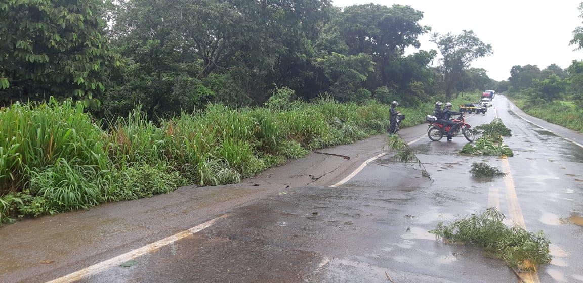 Tempo em Goiás: BR-153 é interditada após pista ceder com fortes chuvas