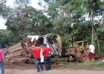 Ultrapassagem malsucedida de ônibus deixa 13 feridos, em Porangatu