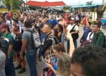 Usuários do Eixo Anhanguera protestam em terminal de Senador Canedo