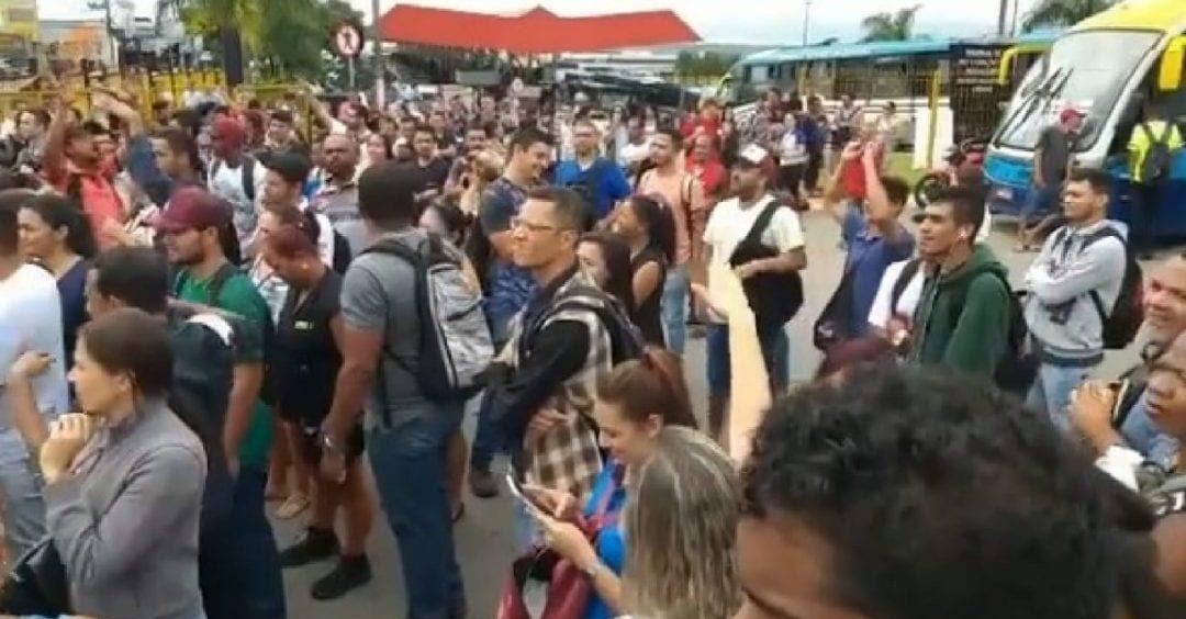 Usuários do Eixo Anhanguera protestam em terminal de Senador Canedo