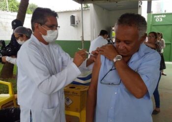 Vacinação contra gripe: adiado 'drive-thru' por falta de doses, em Goiânia