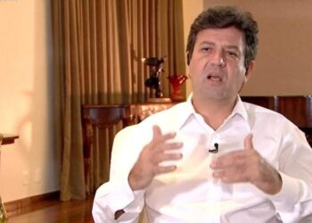 Brasileiro não sabe se escuta ministro ou presidente da República, diz Mandetta