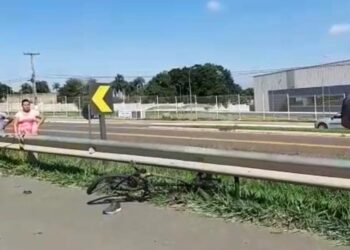 Ciclista morre atropelado por carro de luxo na BR-153, em Goiânia