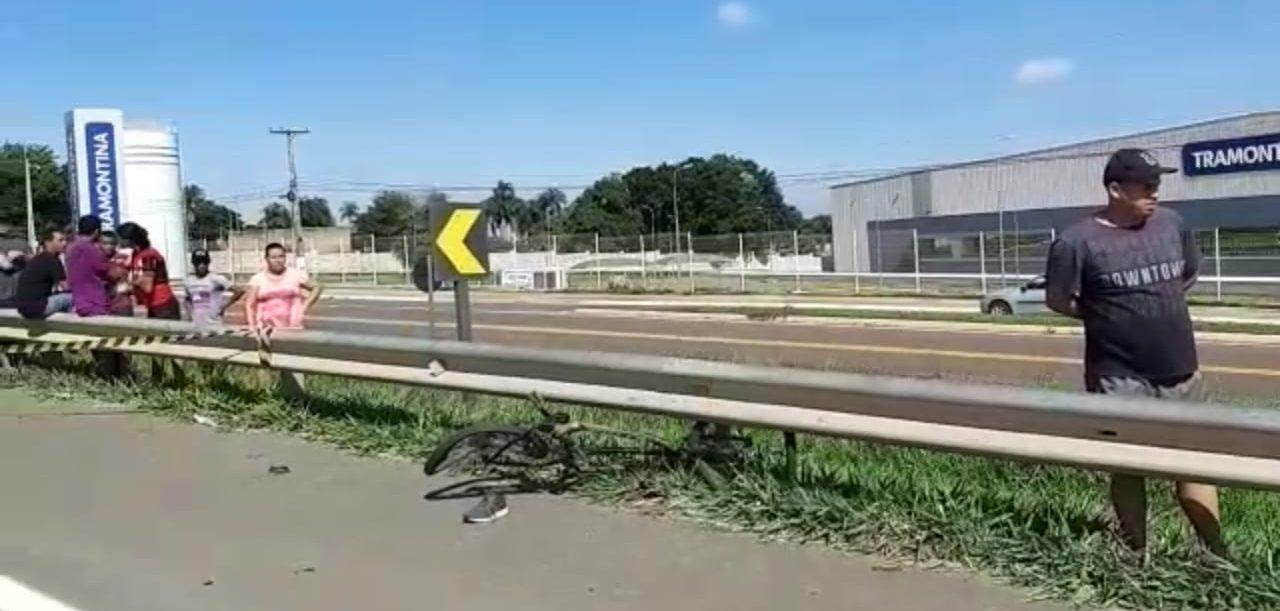 Ciclista morre atropelado por carro de luxo na BR-153, em Goiânia