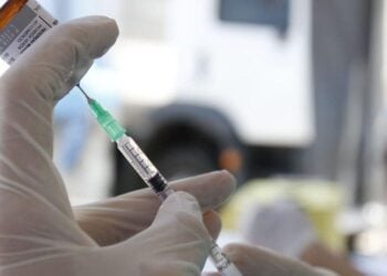 Começa vacinação contra meningite para adolescentes, em Goiás