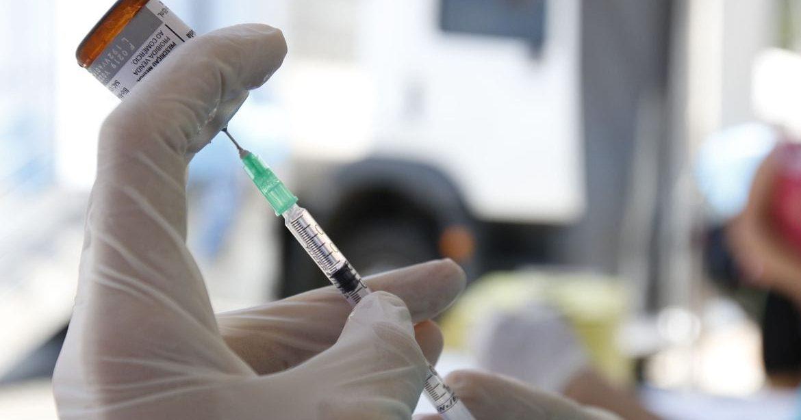 Começa vacinação contra meningite para adolescentes, em Goiás