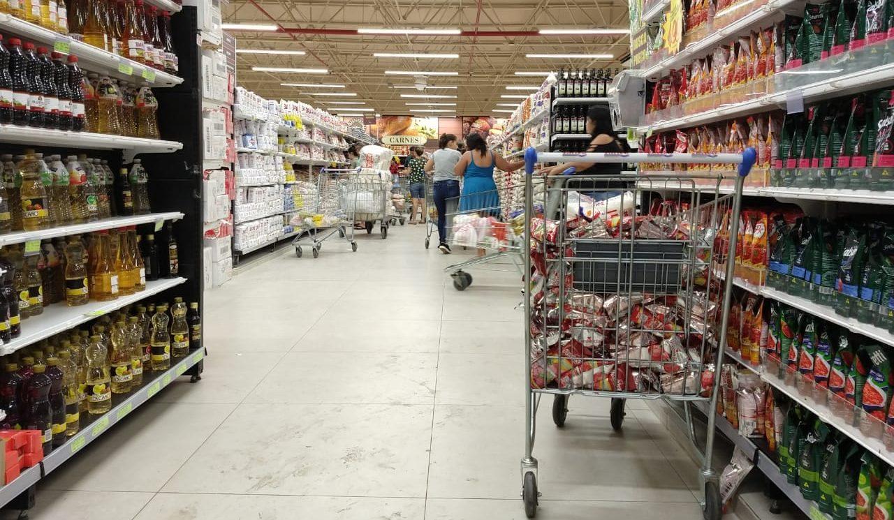 Compra de alimentos e itens de higiene é limitada por lei em Goiás 