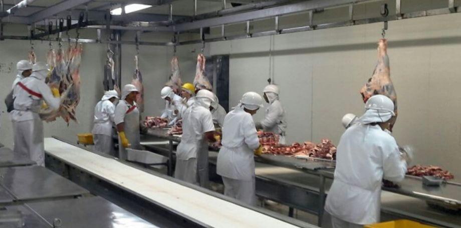 Crise do coronavírus reduz consumo de carne e já paralisa 11 frigoríficos no País