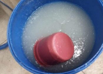 Decon apreende 1 tonelada de álcool gel irregular em fábrica de Goiânia