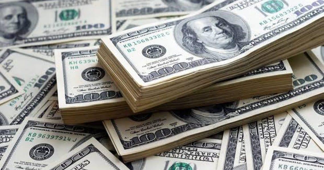 Dólar supera R$ 5,30 com saída de estrangeiros em meio a ataques de Bolsonaro