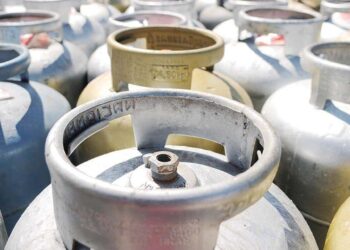 Gás de cozinha ignora desvalorização do barril de petróleo e já custa até R$ 115