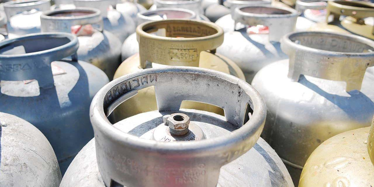 Gás de cozinha ignora desvalorização do barril de petróleo e já custa até R$ 115