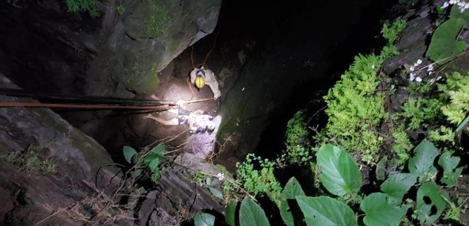 Homem é resgatado após cair de altura de 12 metros em vala, em Goiás