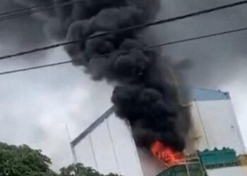 Incêndio atinge fábrica no Jardim Novo Mundo, em Goiânia