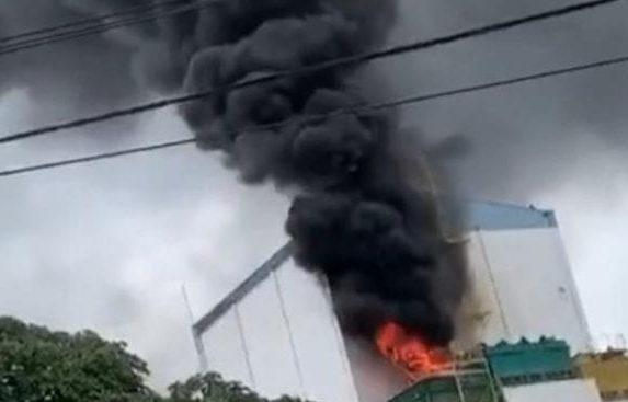 Incêndio atinge fábrica no Jardim Novo Mundo, em Goiânia