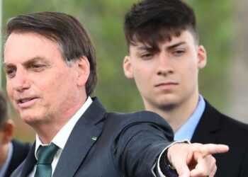 Irônico, filho '04' de Bolsonaro chama covid-19 de 'gripezinha': 'Peguei, passou'