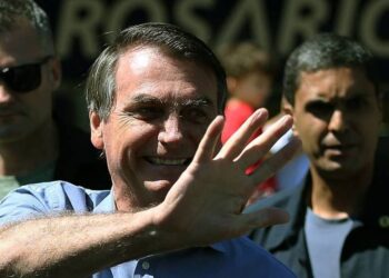 Juiz dá 72 horas para AGU se manifestar sobre passeios de Bolsonaro sem máscara