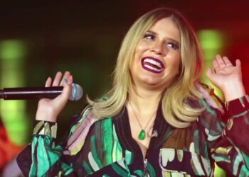 Marília Mendonça faz 'live' e pede ajuda aos fãs para escolher músicas