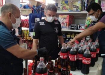 Mercado e farmácia são flagrados com produtos vencidos à venda, em Goiânia 