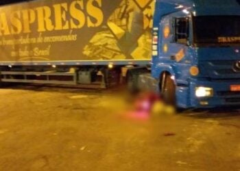Motociclista bate e fica preso embaixo de roda de caminhão, em Goiânia