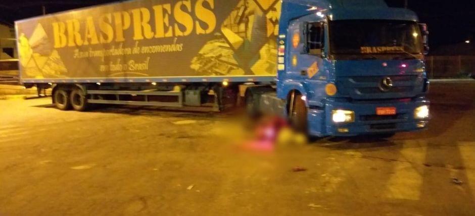 Motociclista bate e fica preso embaixo de roda de caminhão, em Goiânia