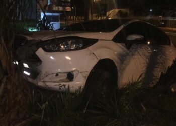 Motorista bêbado perde controle em manobra e invade rotatória, em Goiânia