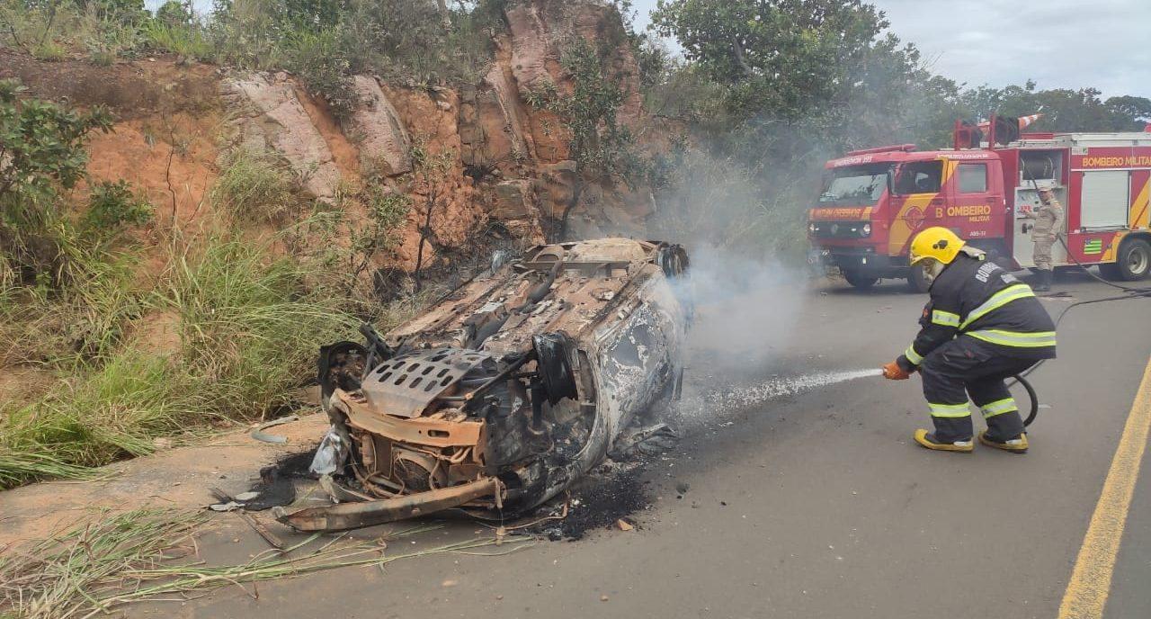 Motorista morre após carro capotar e pegar fogo na BR-364, em Mineiros